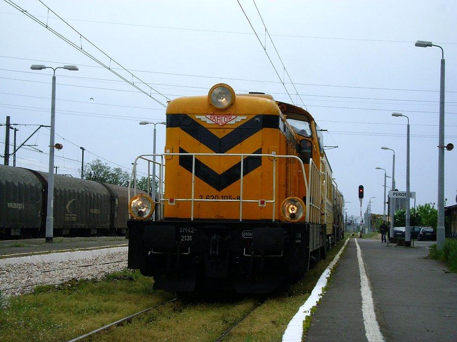 SM42-2131 PNI oczekuje na wolną drogę na stacji Tomaszów Mazowiecki
