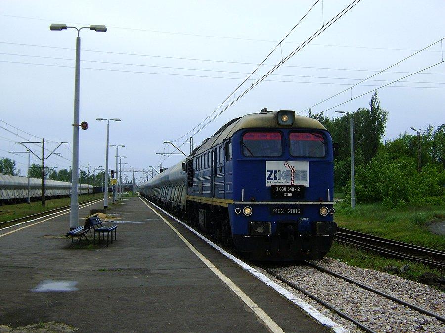 M62-2006 ZIK-u Sandomierz ze składem gruszek wjeżdża w perony stacji Tomaszów Mazowiecki