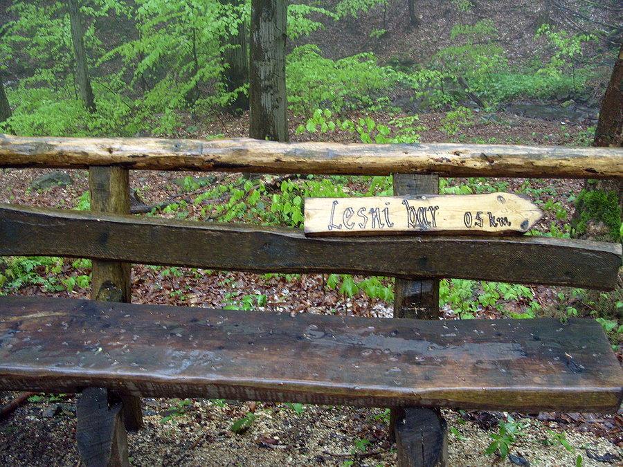 Widniejący drogowskaz na miejscu przeznaczonym do odpoczynku ;) wskazuje nam daną odległość do miejsca zakotwiczenia