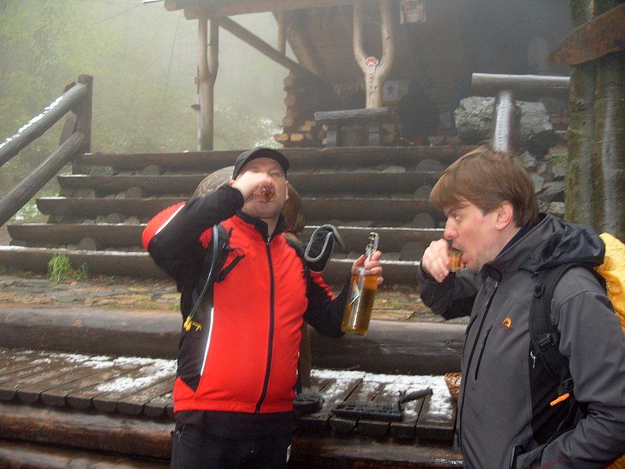 A gdy pod dachem zrobiło się zbyt gorąco ;) udaliśmy się z Kubą na rozpoznanie z Panią anyżówką, która też polubiła nasze towarzystwo ;)))