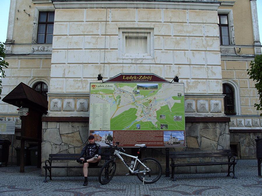 W Lądku na starym rynku szybka fotka markotnego Feniksa