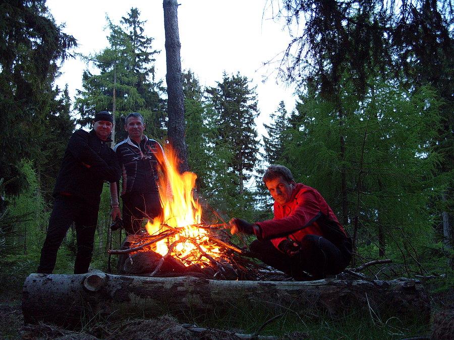 Po rozpaleniu ogniska czas jednak przejść do dalszych planów, nocnych opowieści