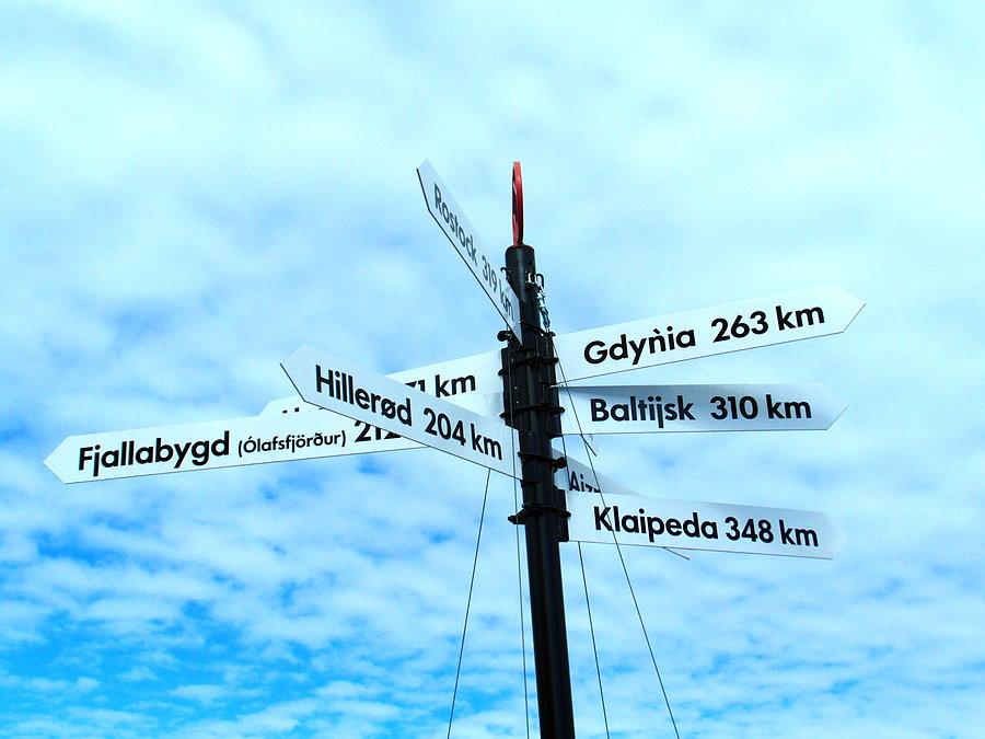 Drogowskaz z odległościami do miast partnerskich Karlskrony