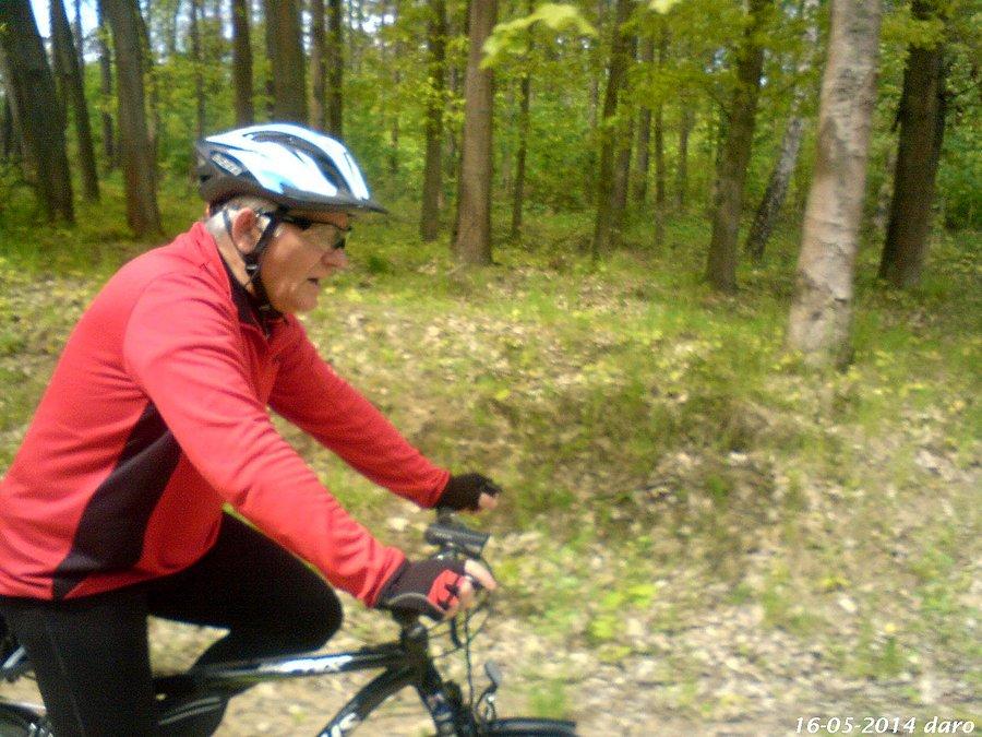 16-05-2014. Marek na drodze leśnej, jedziemy do jeziora Wielkiego w Rokitkach Tczewskich