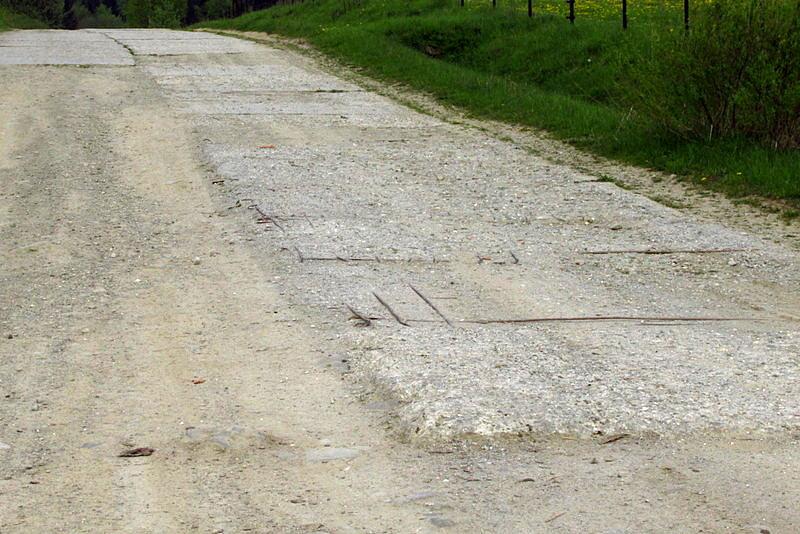 Betonowe płyty na drodze do Mochnaczki