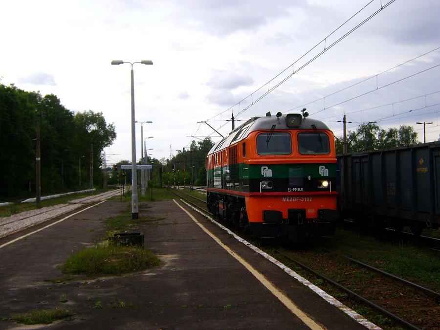 M62BF-3102 P-MT manewruje po stacji Tomaszów Mazowiecki