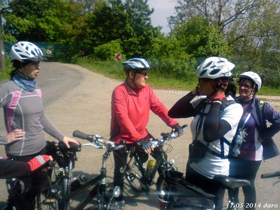 17-05-2014. Krótki postój w Rybakach, podczas sobotniej wycieczki do Gniewa. Od lewej Mirka, Marek, Asia i Hania