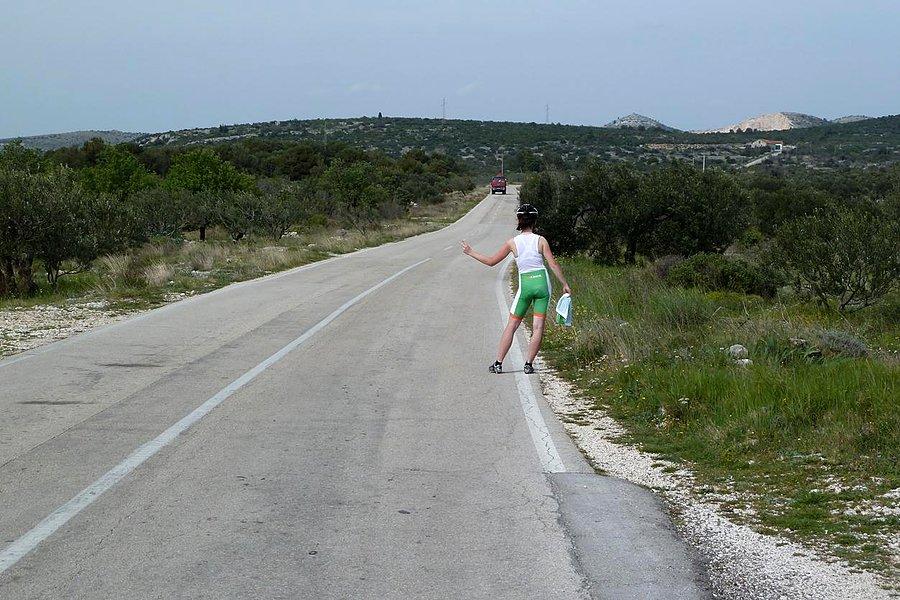 Że niby stopa łapie. A jak facet zwolnił, to uciekała w krzaki aż się kurzyło. :D