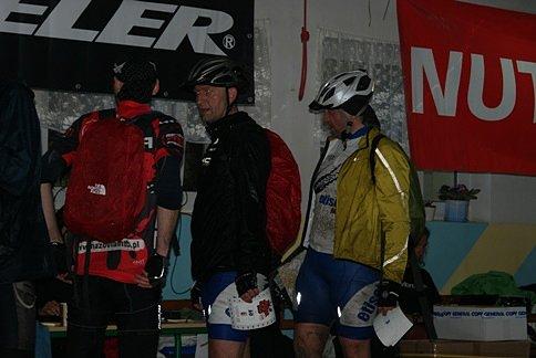 Bartek, Darek i Darek stawiają się na mecie zawodów ZaDymno 2014