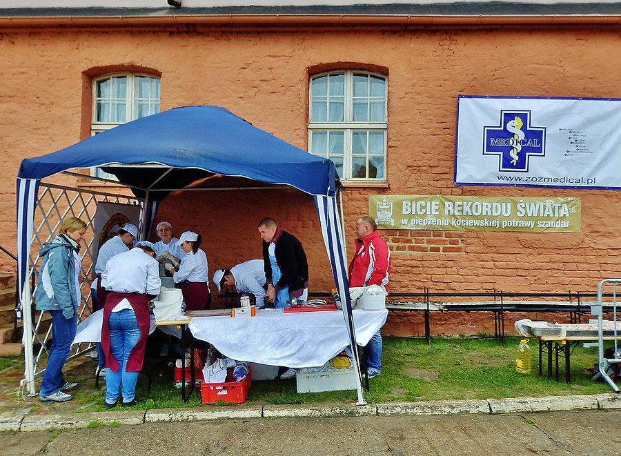 Majówka z Kociewiem - Gniew. Na zamku. Bicie rekordu świata w pieczeniu kociewskiej potrawy szandar