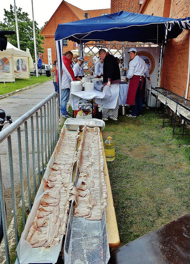 Majówka z Kociewiem - Gniew. Na zamku. Bicie rekordu świata w pieczeniu kociewskiej potrawy szandar