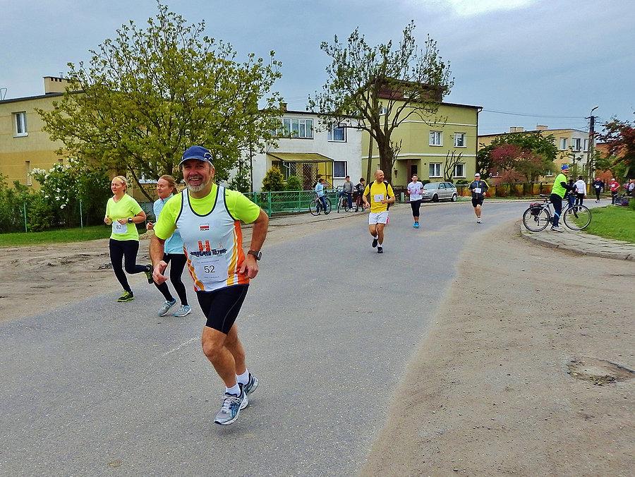 Majówka z Kociewiem - Gniew. Bieg na trasie 8 km. Biegnie Leszek - nasz ziomek:)