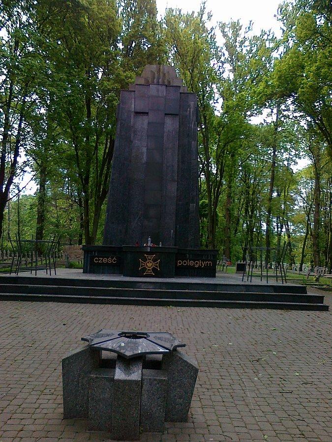 Pomnik na cmentarzu wojskowym