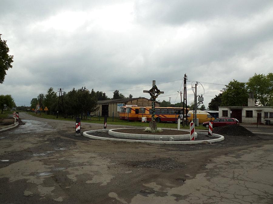Krzyż w centrum wsi, na środku ronda. Świetny pomysł :))