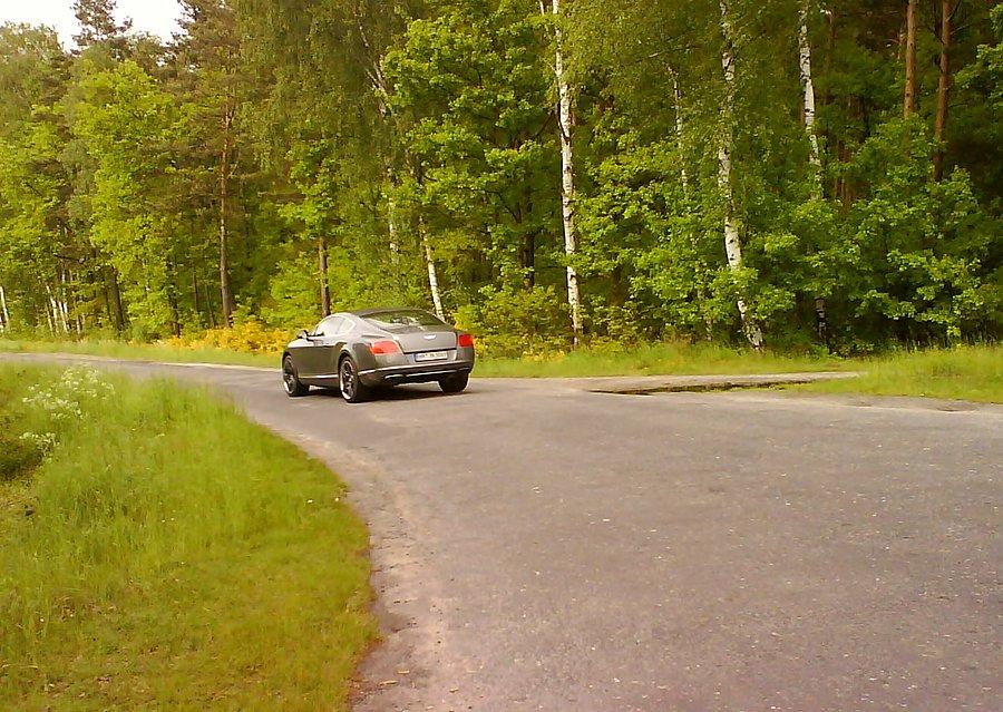 Bentley GT śmiga wiejskimi duktami