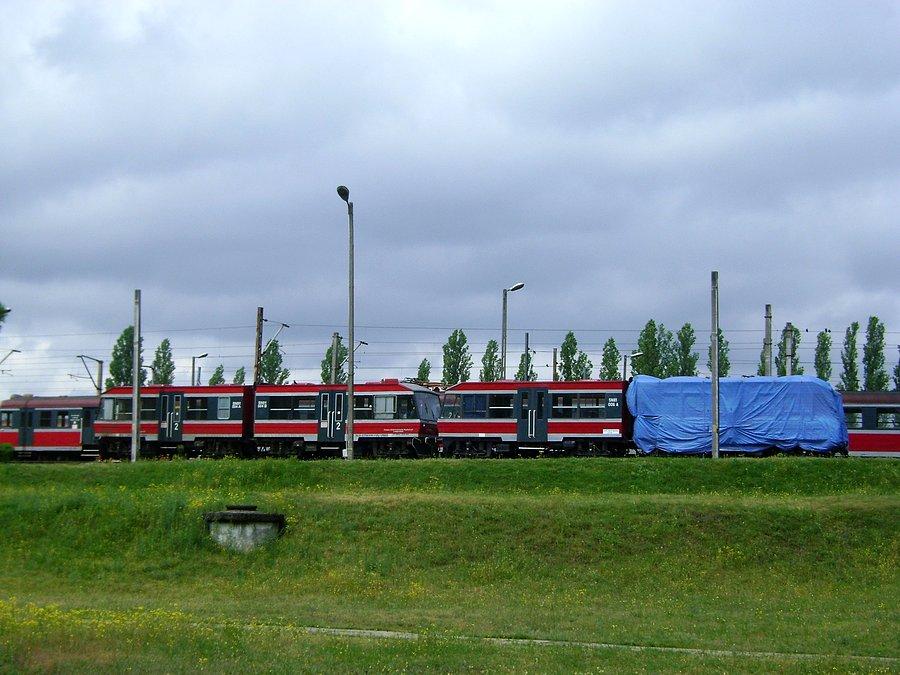 SN81-004 wraz z rozbitym SN81-006 stoją na terenie lokomotywowni Przewozów Regionalnych w Idzikowicach