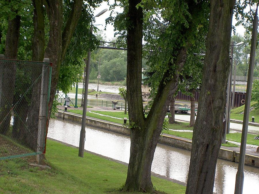 Śluza w Krępnej, stan wody wyższy za śluzą niż przed przy normalnym stanie wód