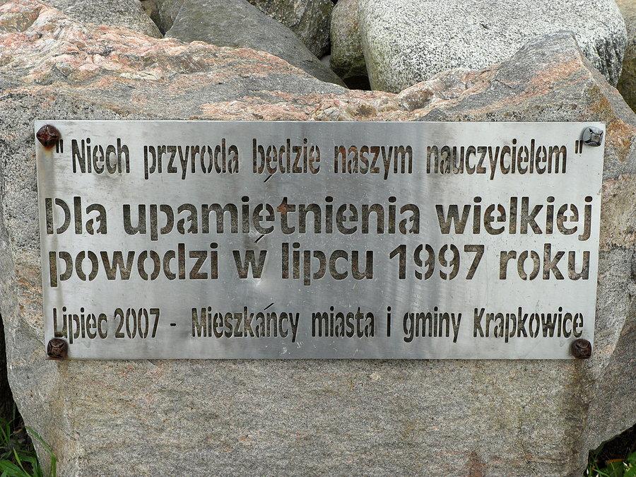 Tablica na pomniku upamiętniającej wielką powódź z 1997r