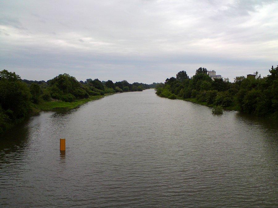 Wezbrany kanał Odry w Brzegu