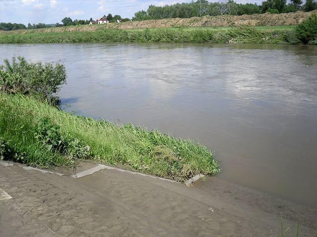 Widok ze schodów na rzekę, po drugiej stronie zabudowania Bukowa