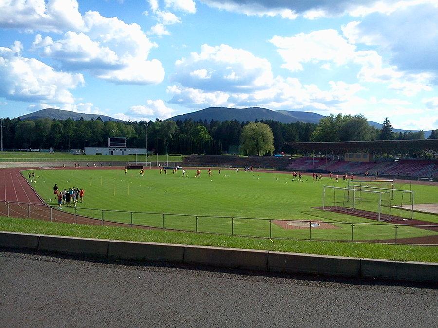 Stadion, w tle Ostry i Jaworowy
