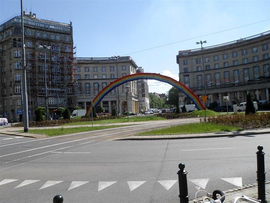 Plac Zbawiciela z tęczą
