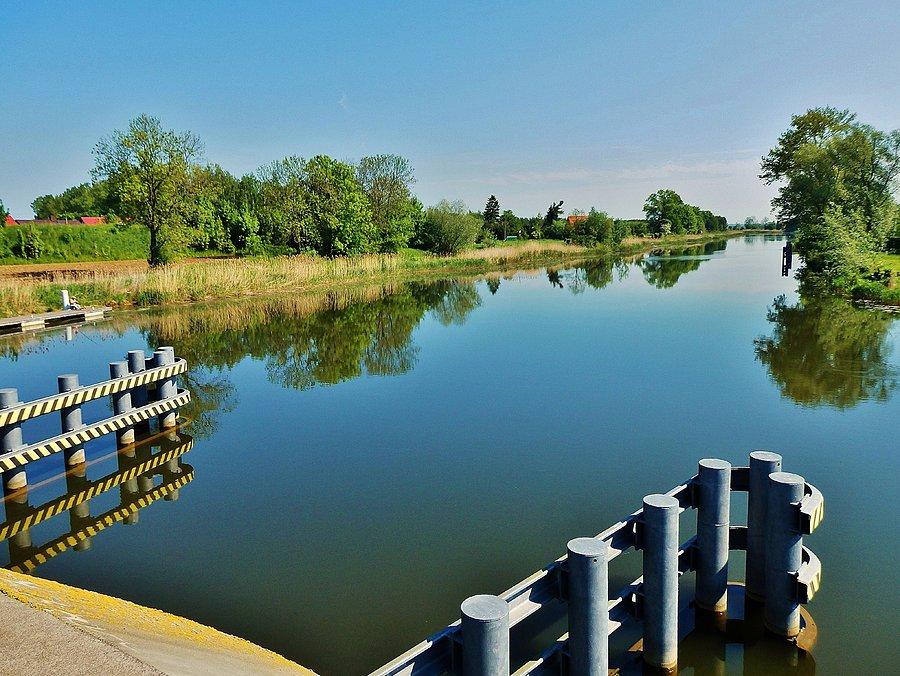 W drodze do Kątów Rybackich. Rzeka Szkarpawa