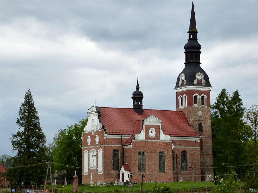 Pagódki. Barokowy kościół pw. św. Piotra i Pawła został wybudowany w latach 1701-1715 w miejscu rozebranego z powodu ciasnoty XIII-wiecznego kościoła cysterskiego