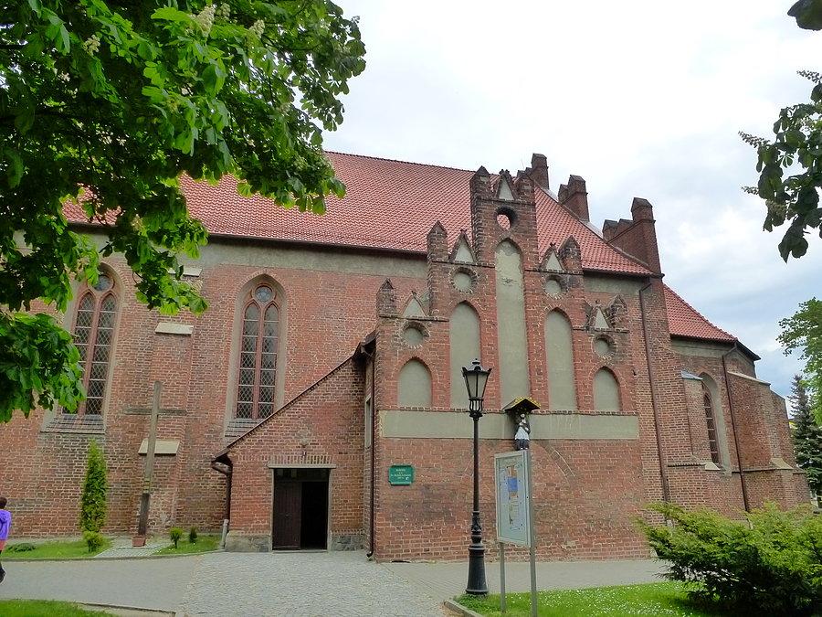 XIV-wieczny gotycki kościół farny pw. św. Michała Archanioła z barokowym i rokokowym wyposażeniem oraz interesującymi pamiątkami po rodzie Wybickich