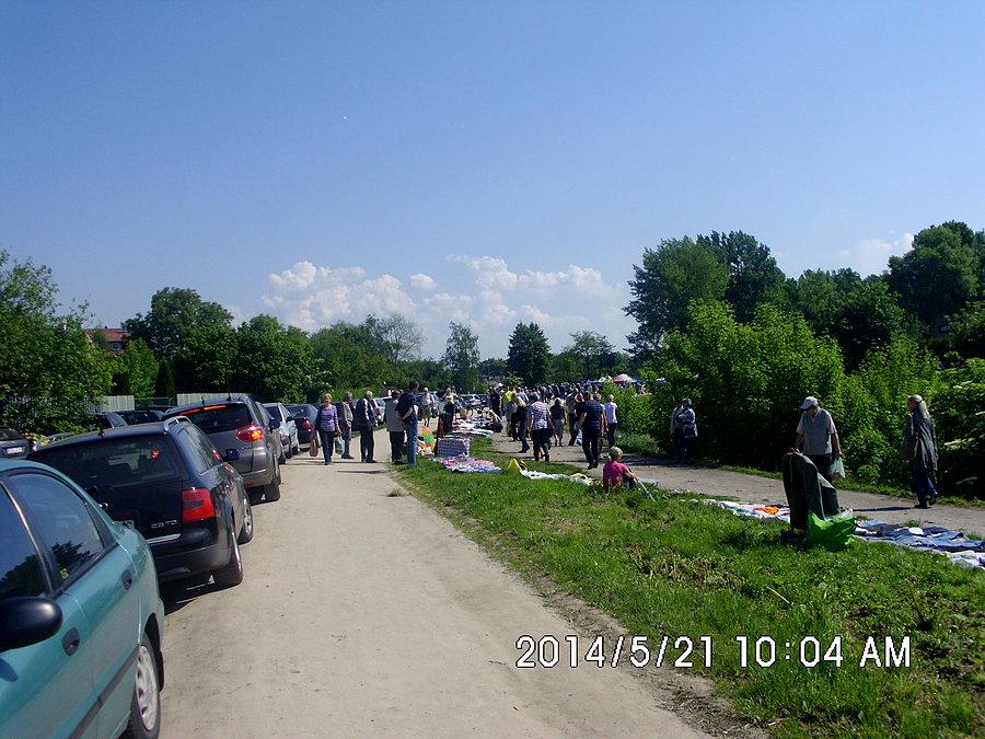 Handel targowiskowy w Będzinie odbywa się wprost na wale Czarnej Przemszy i biegnącej po nim ścieżce rowerowej
