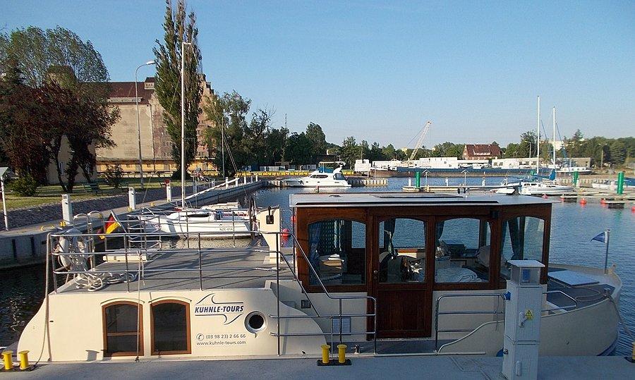 Housboat w elbląskiej marinie