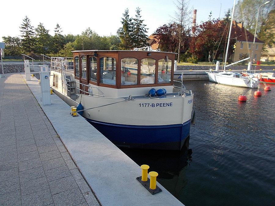 Houseboat w elbląskiej marinie