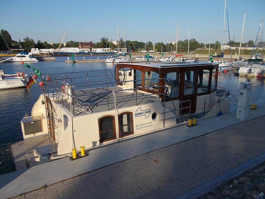 Houseboat w elbląskiej marinie
