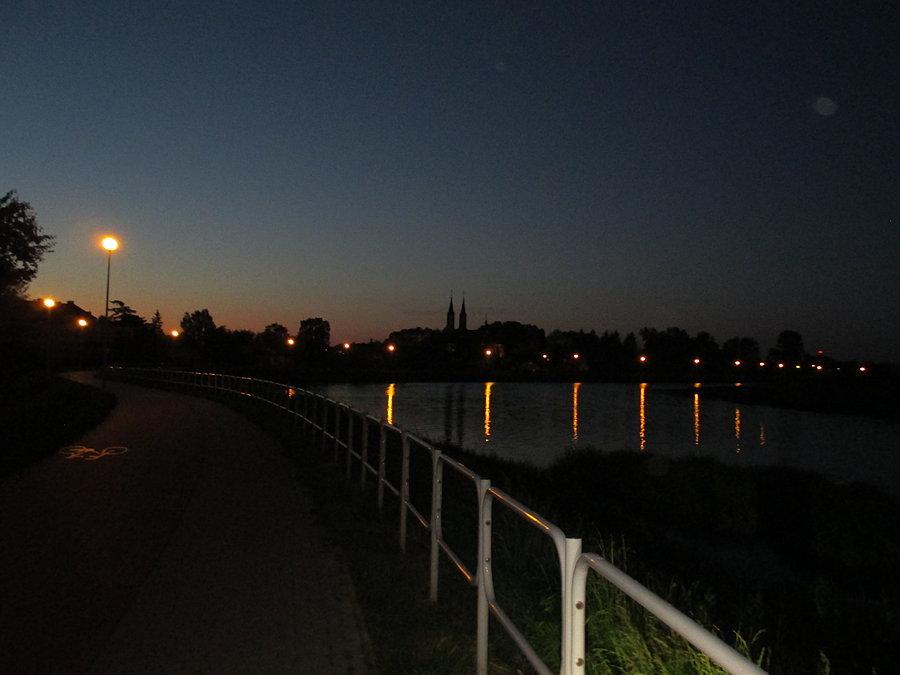 Oświetlony DDR nad Zalewem Zemborzyckim
