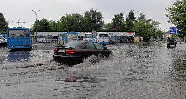 Zalane ulice miasta po gwałtwonym zerwaniu chmury