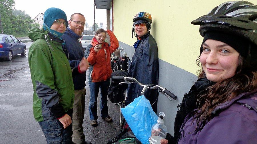 W drodze podczas deszczowej pielgrzymki na Górę Świętej Anny