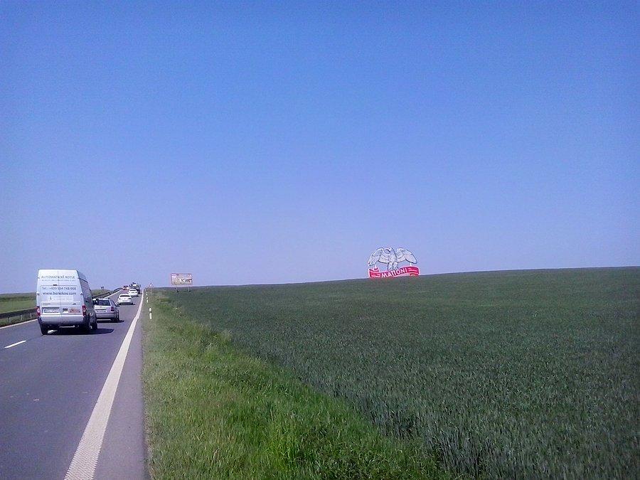 Fajna reklama przed miejscowością Velka Polom