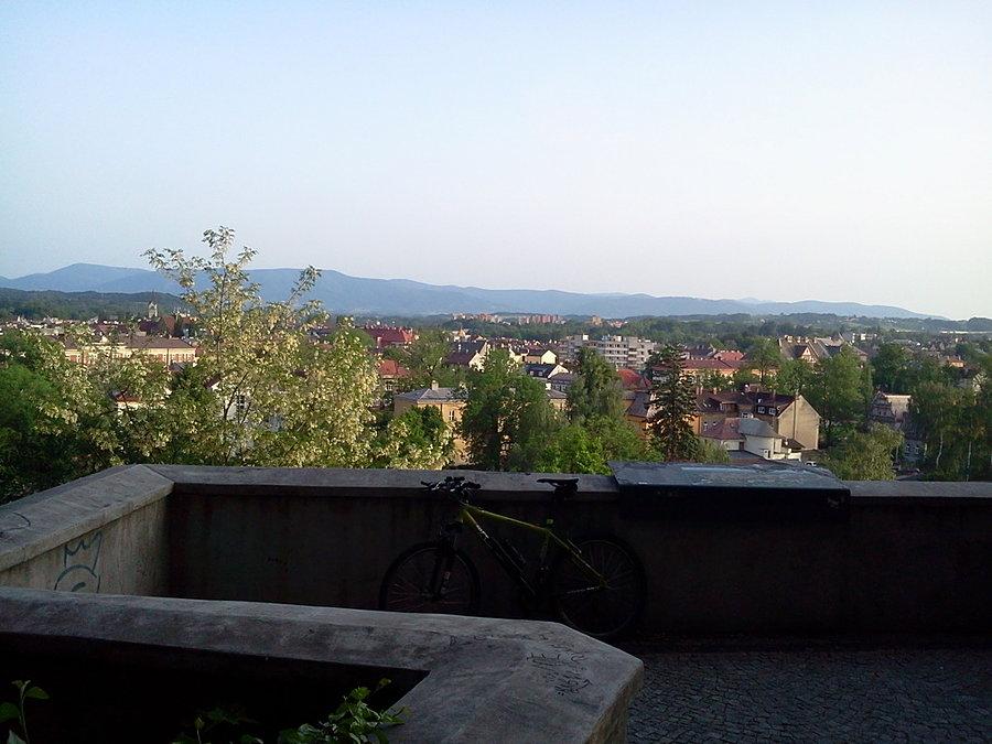 Widok z murów na Beskidy