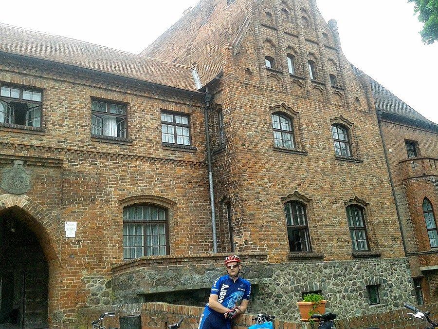 Zamek w Pęzinie .Widok od strony południowej