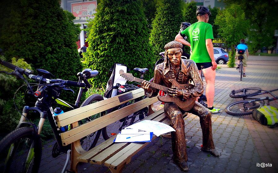 A Jimi tak siedział i siedział ... niewzruszony