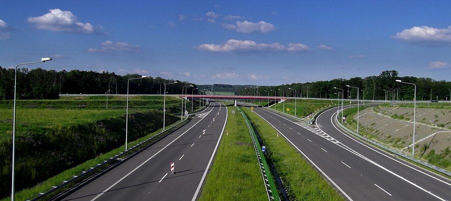 Z mostu nad pustą autostradą