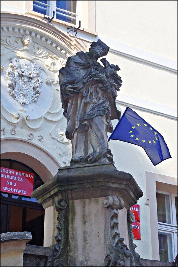 Nepomucen w Wołowie przed Ratuszem