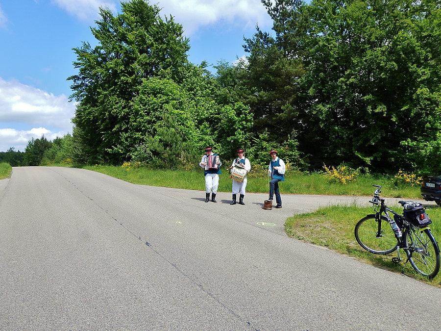 Kaszebe Runda - na trasie. Pod większych wzniesieniach, przygrywała ludowa kapela