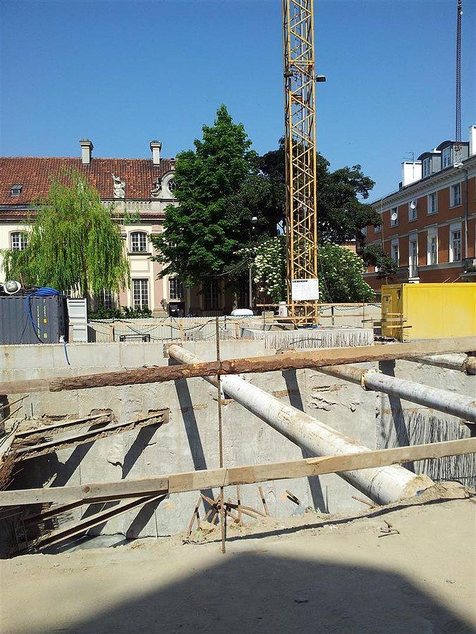 Głęboka dziura przez dziurę w płocie