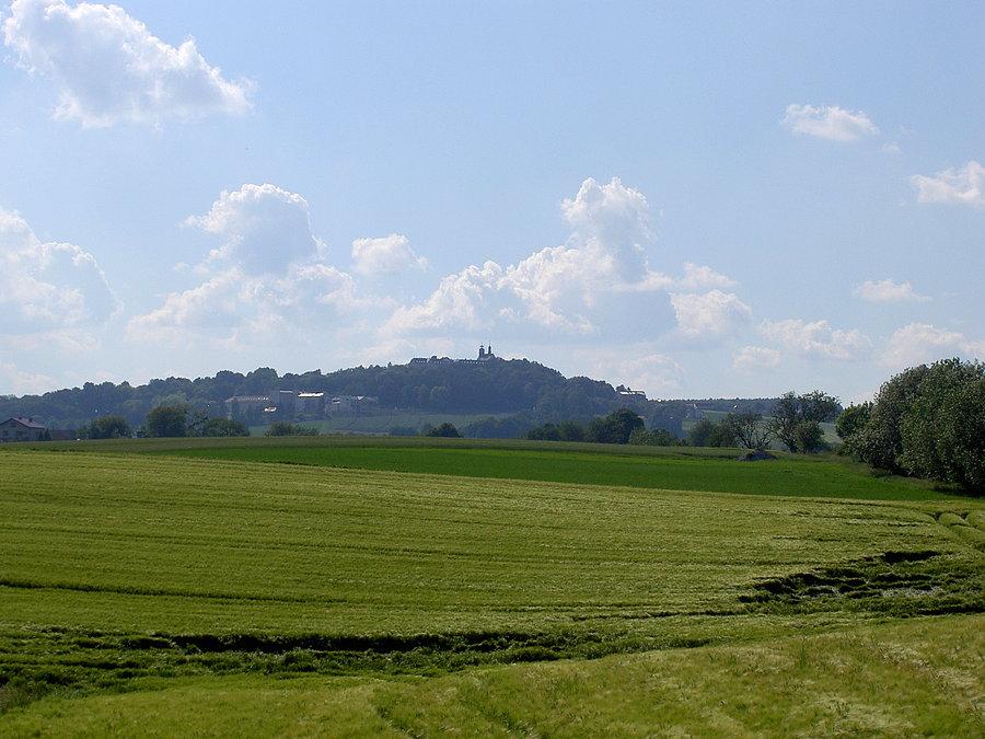 Widok na Górę św Anny między Czarnocinem, a Porębą