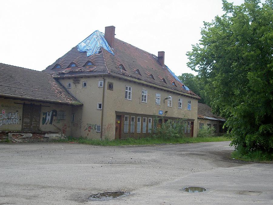 Dworzec kolejowy w Leśnicy a właściwie to co z niego zostało