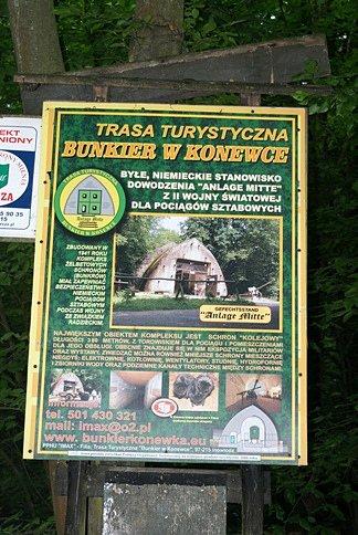 Przy bramie wjazdowej na teren bunkrów w Konewce