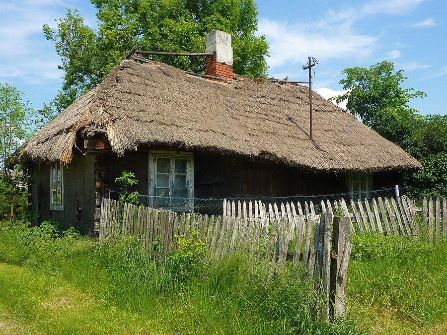 Chałupa kryta strzechą