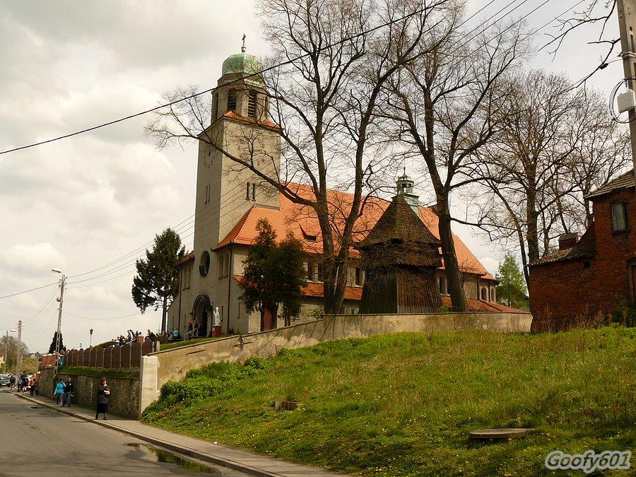 Kościół w Paczynie i drewniana dzwonnica