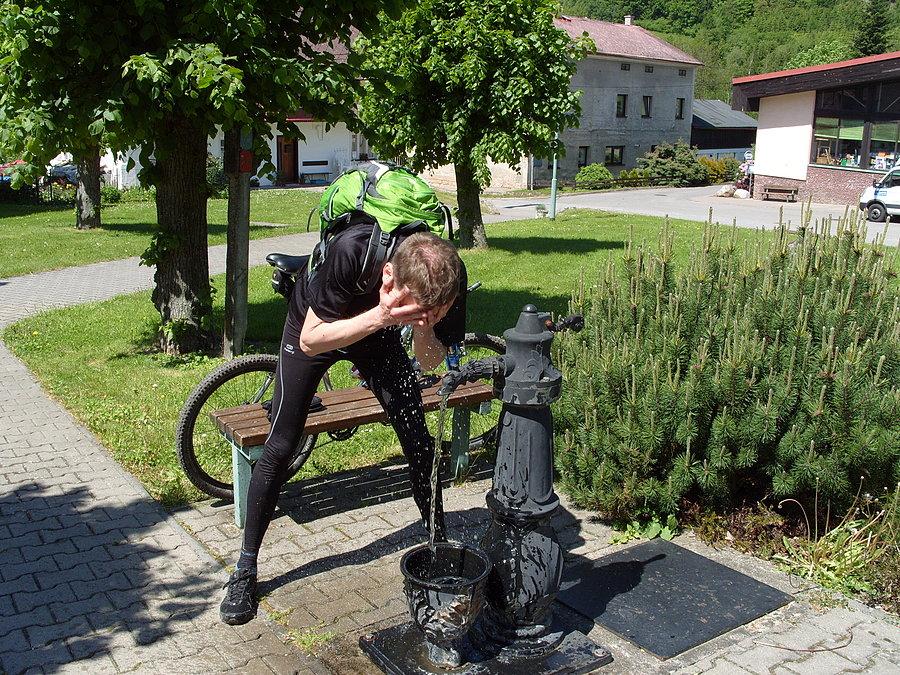 Po zjeździe do Machova Ryjek rozpaczliwie zalał się łzami ;) powód, nieudana próba zgubienia nowych dworzan ;))